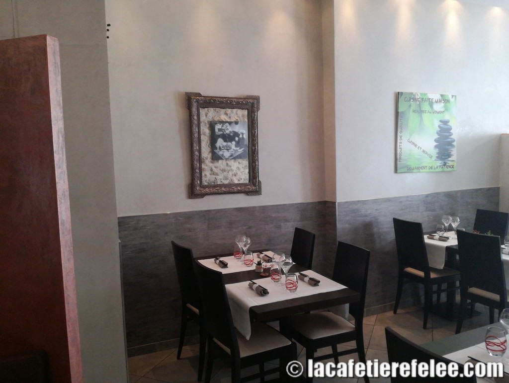 salle du restaurant autre vue de la cafetière fêlée