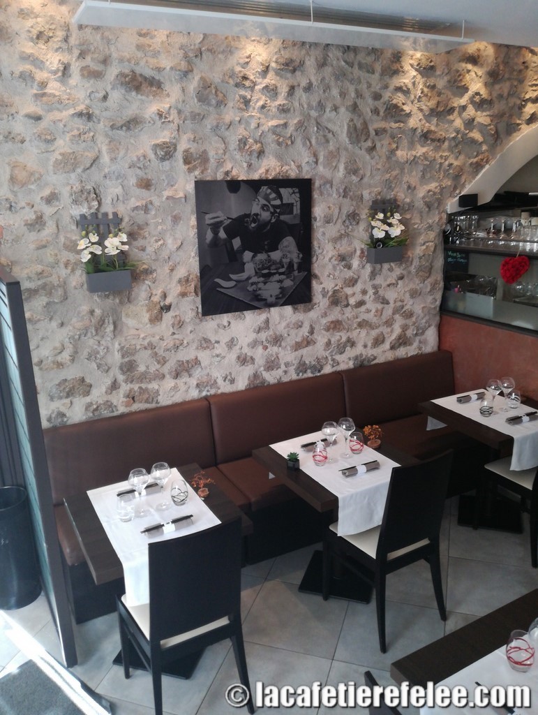 salle du restaurant vue dans haut de la cafetière fêlée