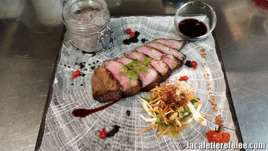 Presa De Pata Negra Ibérique Char Siu, Cuit À Basse Température, ​Jus De Veau-Soja Au Poivre Du Monde, Purée Vitelotte À L'huile De Truffe
