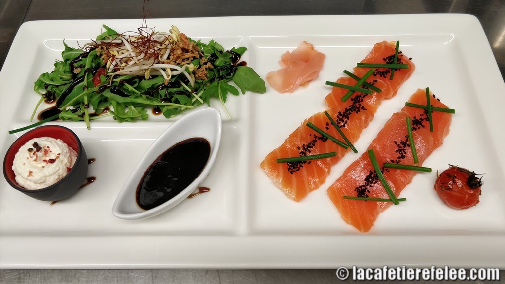 Sashimi de saumon gravelax au whisky japonais, ricotta au raifort-aneth et caramel de miel-soja