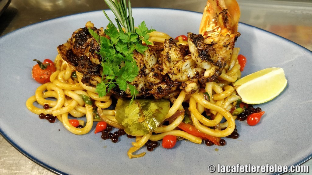 nouilles udon à la bisque de homard et 1/2 langouste au beurre de cèpes