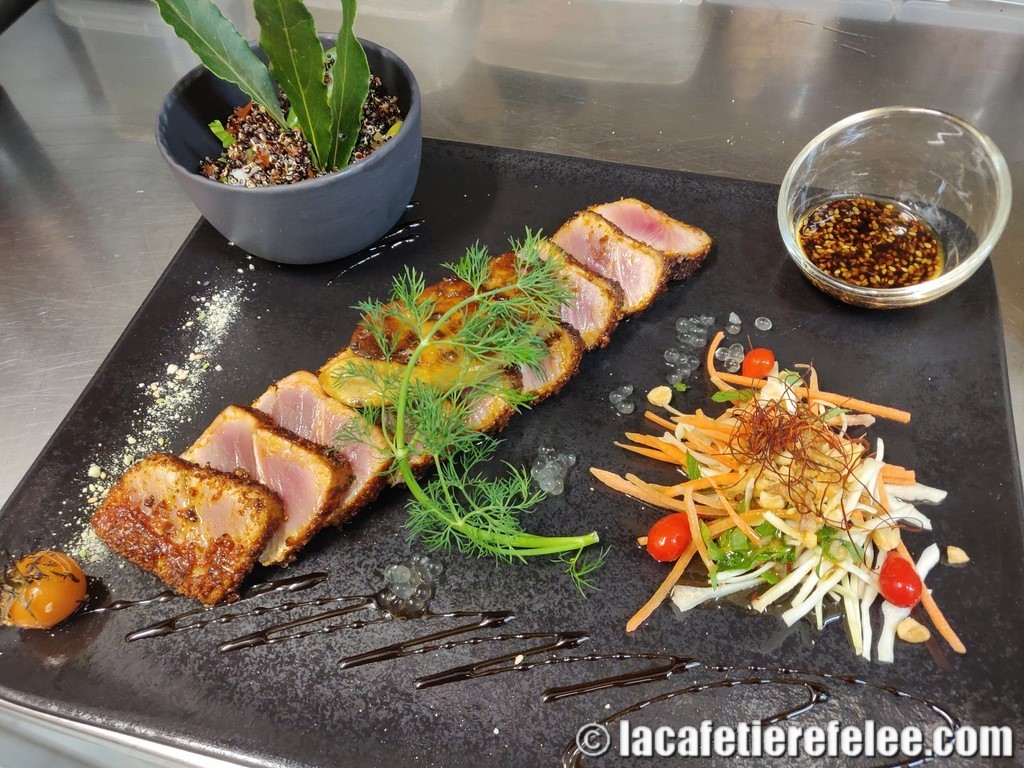 Tataki de thon pané au saté, escalope de foie gras poêlée, vinaigrette miso,