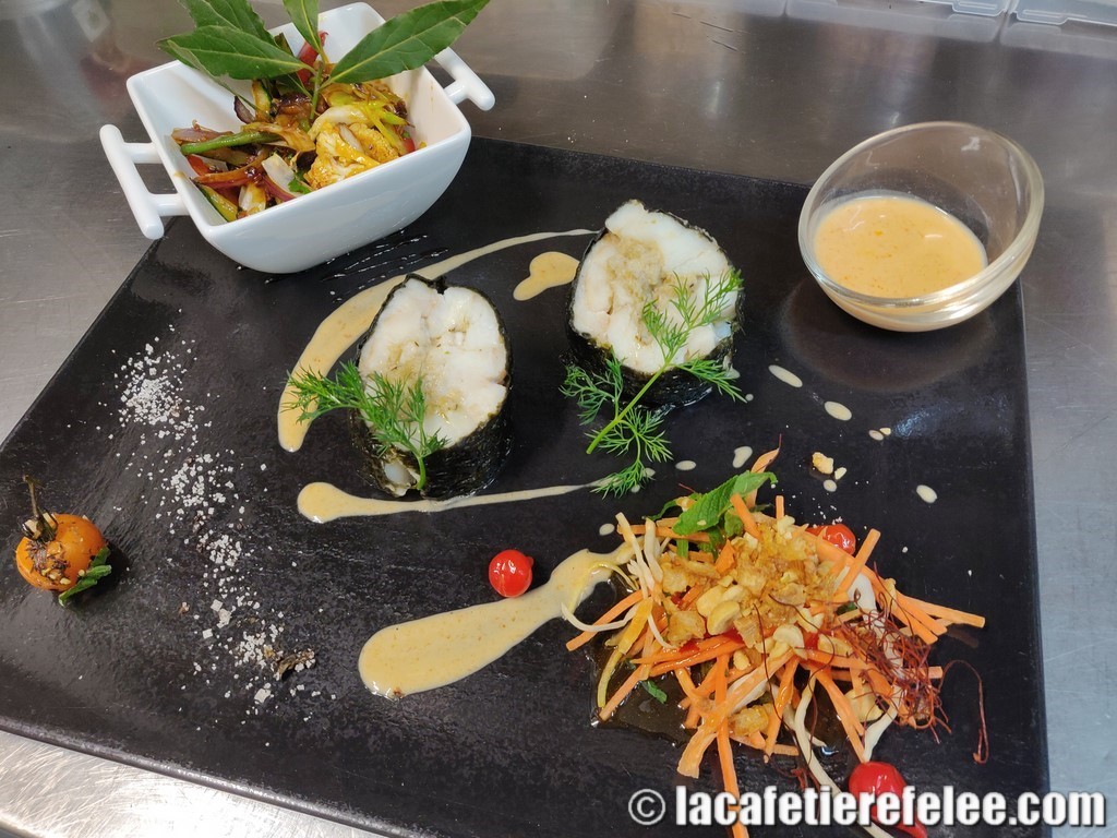 Makis de lieu jaune au pesto, cuits vapeurs, sauce coco-curry thaï et chop suey de légumes croquants