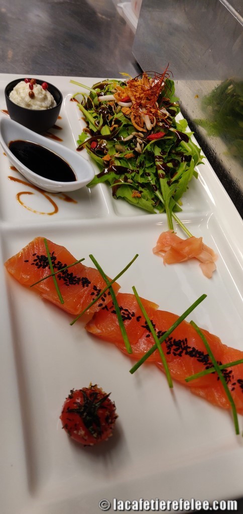 Sashimi de saumon gravelax au whisky japonais, ricotta au raifort-aneth et caramel de miel-soja