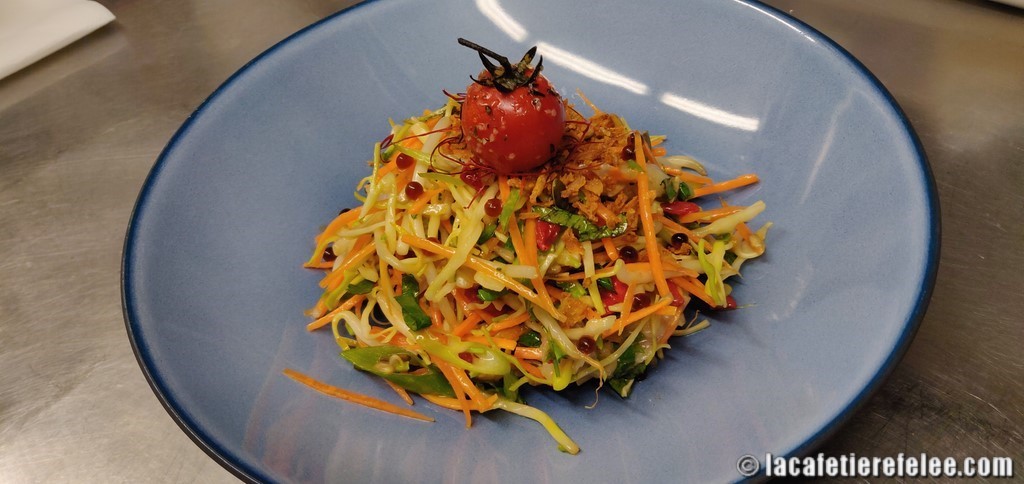 Ceviche de loup à la thaï, crudités, marinade au yusu et perles liquides de soja