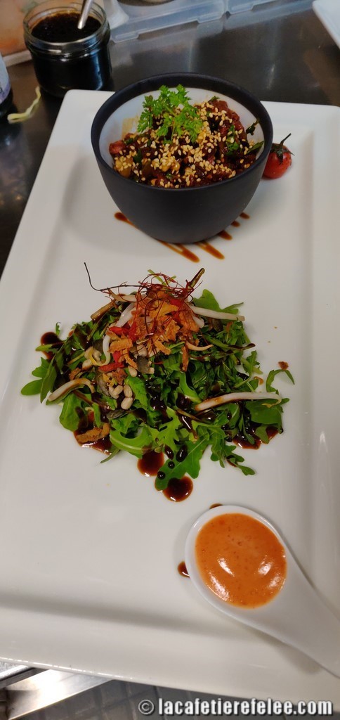Tartare de bœuf à la tigre, coupé au couteau, pignons et piment sriracha pour le relevé à votre guise      