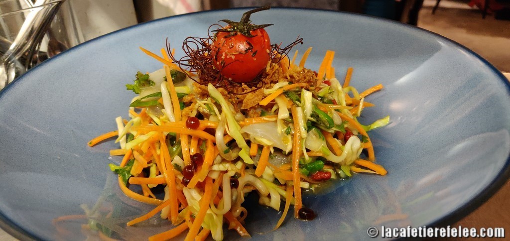 Ceviche de loup à la thaï, crudités, marinade au yusu et perles liquides de soja