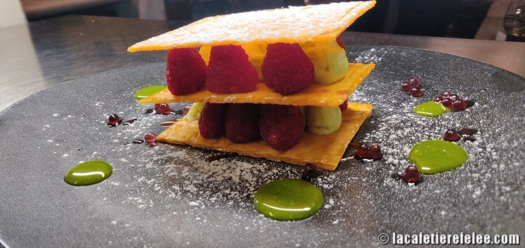 "Mille-feuilles" de framboises et crème mascarpone à la pistache