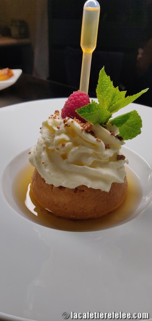 Baba au rhum et sa pipette, ananas caramélisé et mousseline au malibu