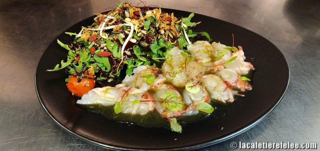 carpaccio de homard , vinaigrette au yusu et sel à la vanille