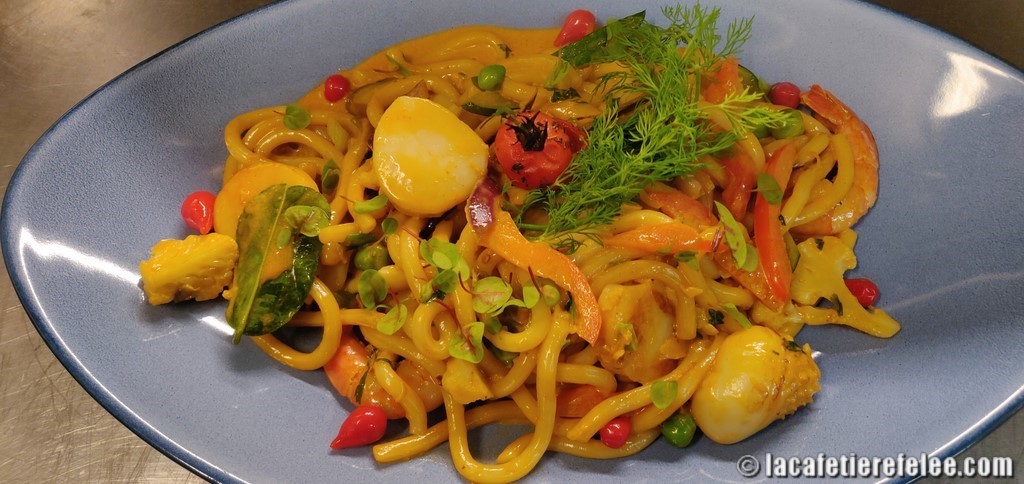 nouilles udon aux fruits de mer et bisque de homard 
