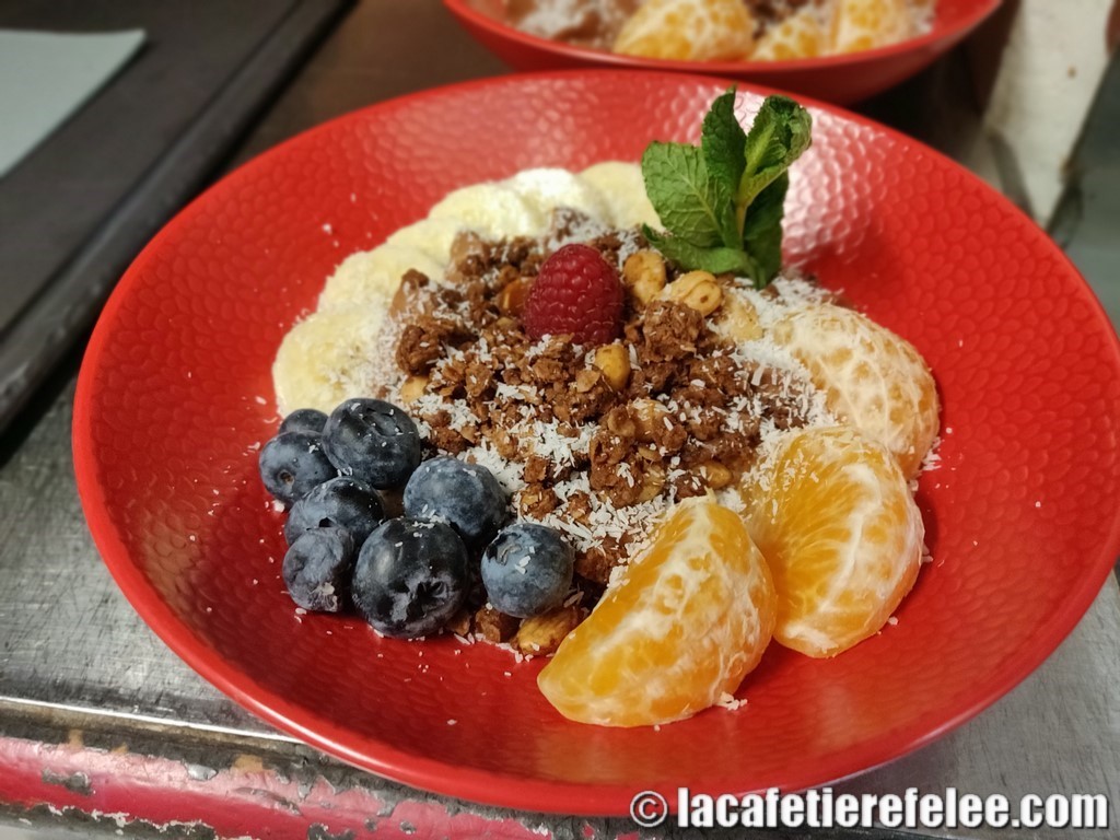 poke bowl de fruits, mousse nutella et granola