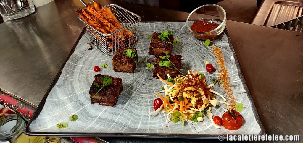 pressé de boeuf, frites de patates douce et sauce barbecue aux épices