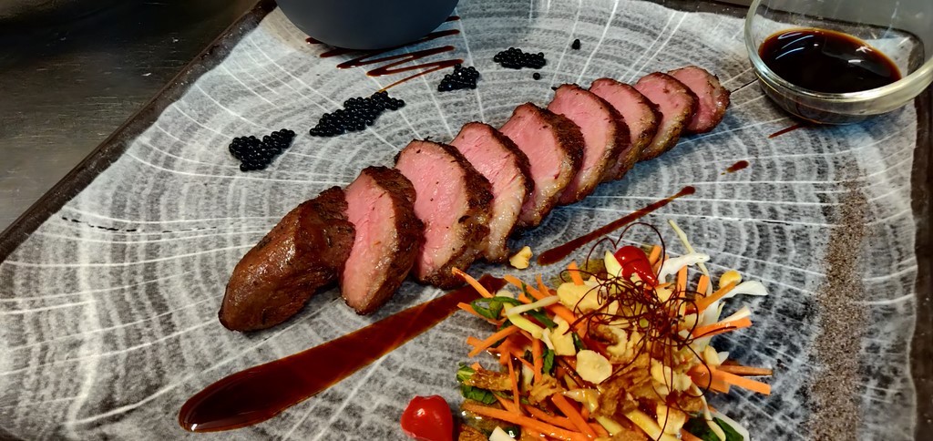 Pluma ibérique au Char siu, confite à basse température, sauce soja-poivre de Kampot et purée de patate douce à l'huile de truffe