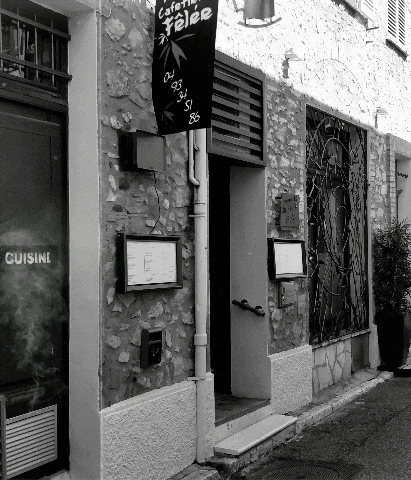 La cafetière fêlée à Antibes