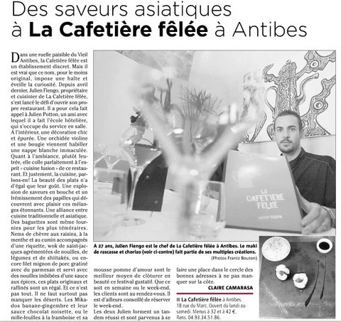 La cafetière fêlée sur le nice matin