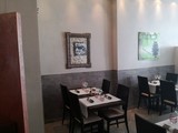 salle du restaurant autre vue de la cafetière fêlée