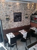 salle du restaurant vue dans haut de la cafetière fêlée