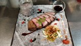 Presa De Pata Negra Ibérique Char Siu, Cuit À Basse Température, ​Jus De Veau-Soja Au Poivre Du Monde, Purée Vitelotte À L'huile De Truffe