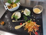 Makis de lieu jaune au pesto, cuits vapeurs, sauce coco-curry thaï et chop suey de légumes croquants