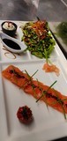 Sashimi de saumon gravelax au whisky japonais, ricotta au raifort-aneth et caramel de miel-soja