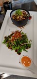 Tartare de bœuf à la tigre, coupé au couteau, pignons et piment sriracha pour le relevé à votre guise      