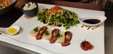 Duo de thon tandoori et espadon fumé, mousse wasabi, perles liquides d'agrumes et caramel de miel-soja 