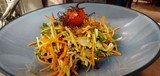 Ceviche de loup à la thaï, crudités, marinade au yusu et perles liquides de soja