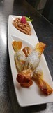 Bonbons croustillants banane-coco aux 5 épices, accompagnés d'une chantilly nutella