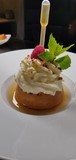 Baba au rhum et sa pipette, ananas caramélisé et mousseline au malibu